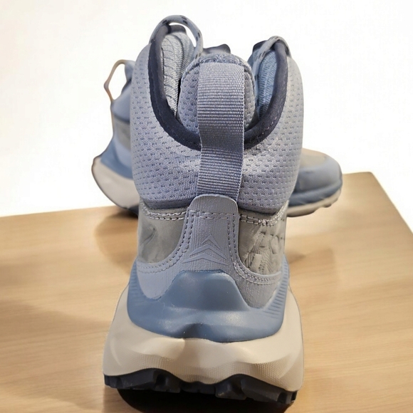 Womens Hoka kaha 2 Gray High-Top Boots with Rugged Sole and Secure Lacing - Picture 5 of 9